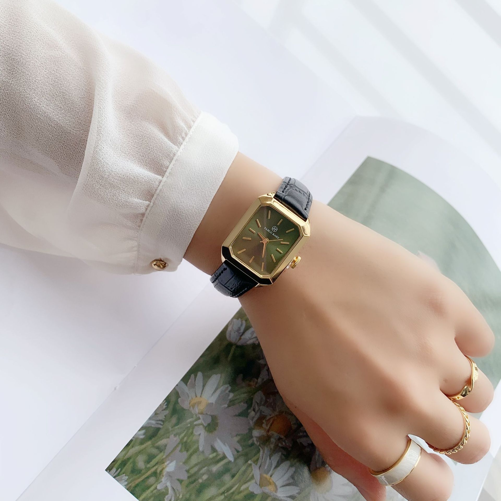 Nuovo piccolo orologio verde di lusso leggero Cintura casual alla moda Orologio da donna Quadrante quadrato Orologio da lavoro Regalo di fascia alta per impiegati e studenti_voghion.com