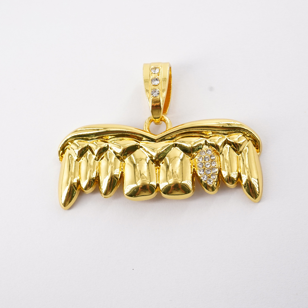 Colgante único dorado (sin cadena)