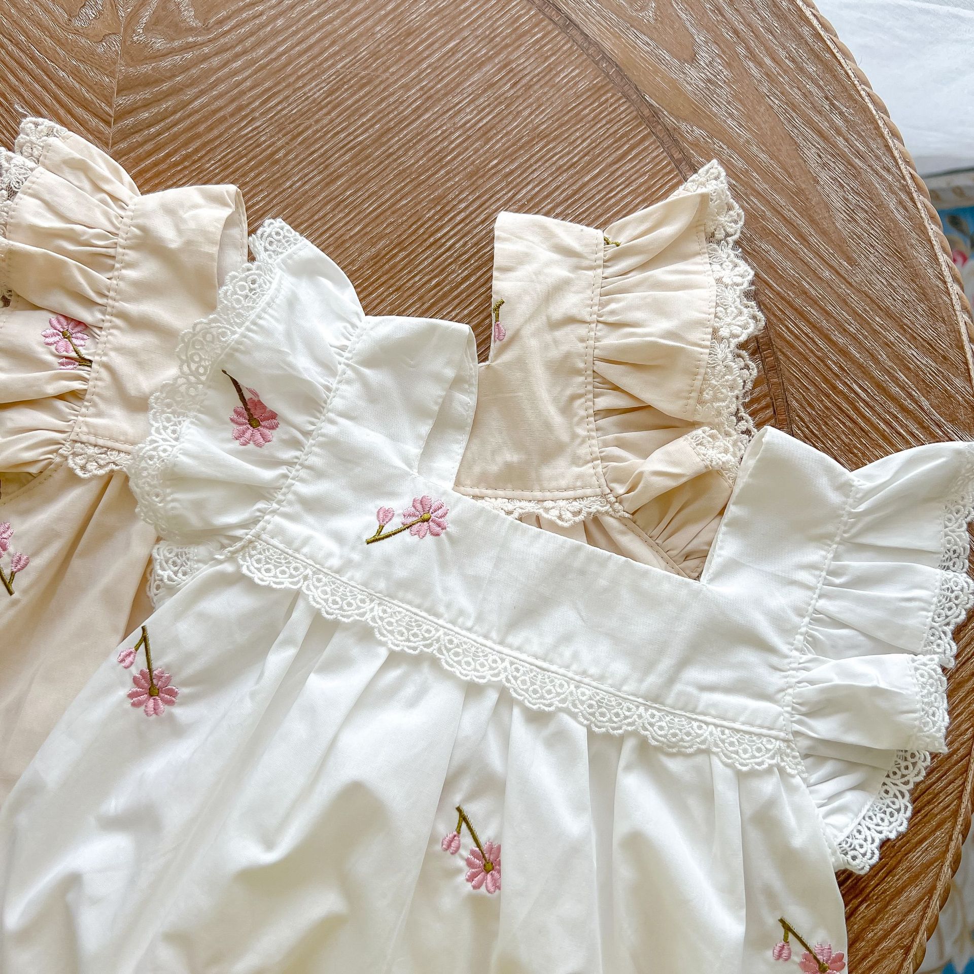 2022 verano lindo bebé mono encaje cuello cuadrado bordado vaina de algodón manga del vuelo mameluco