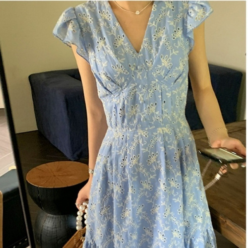 Summer French-style gentle-aura blue hydrangea-neckline dress with delicate flutter sleeves—women's niche, waist-defined, figure-flattering maxi gown