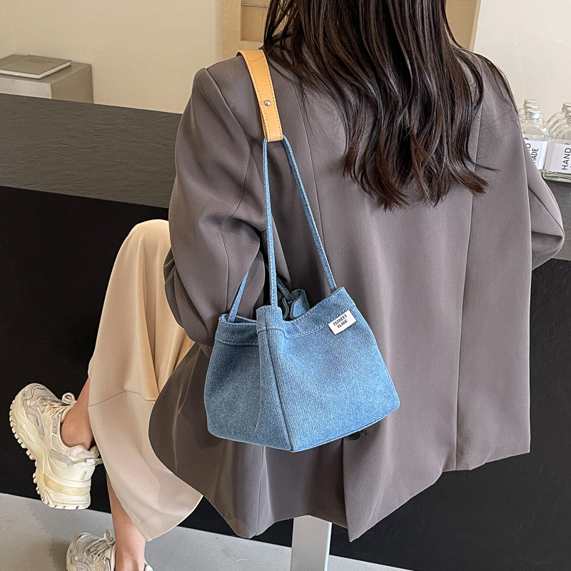 Bolsos populares de este año para mujeres 2024 nueva moda denim bolso de cubo portátil diseño de nicho bolso de mensajero de un solo hombro