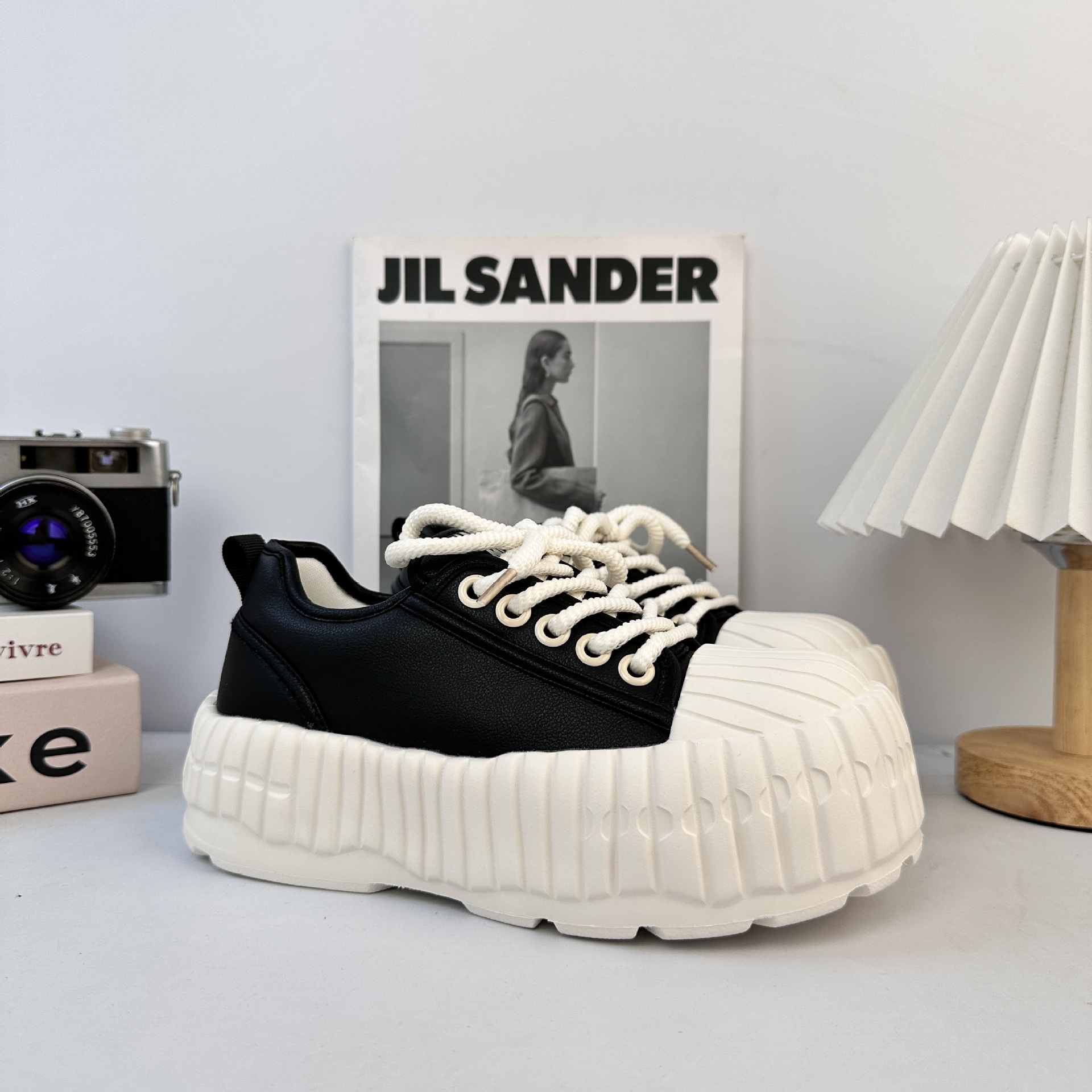 Zapatos blancos de cabeza de concha para mujeres 2025, nuevos zapatos casuales transpirables con base de muffin, pantalones de piernas anchas, zapatos de skate