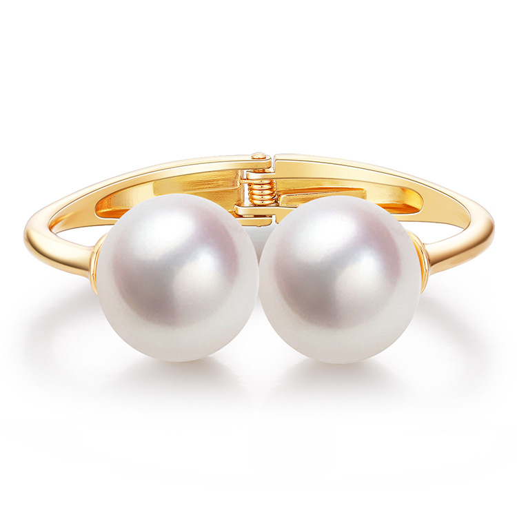 Elegant Symmetrical Pearl Bracelet