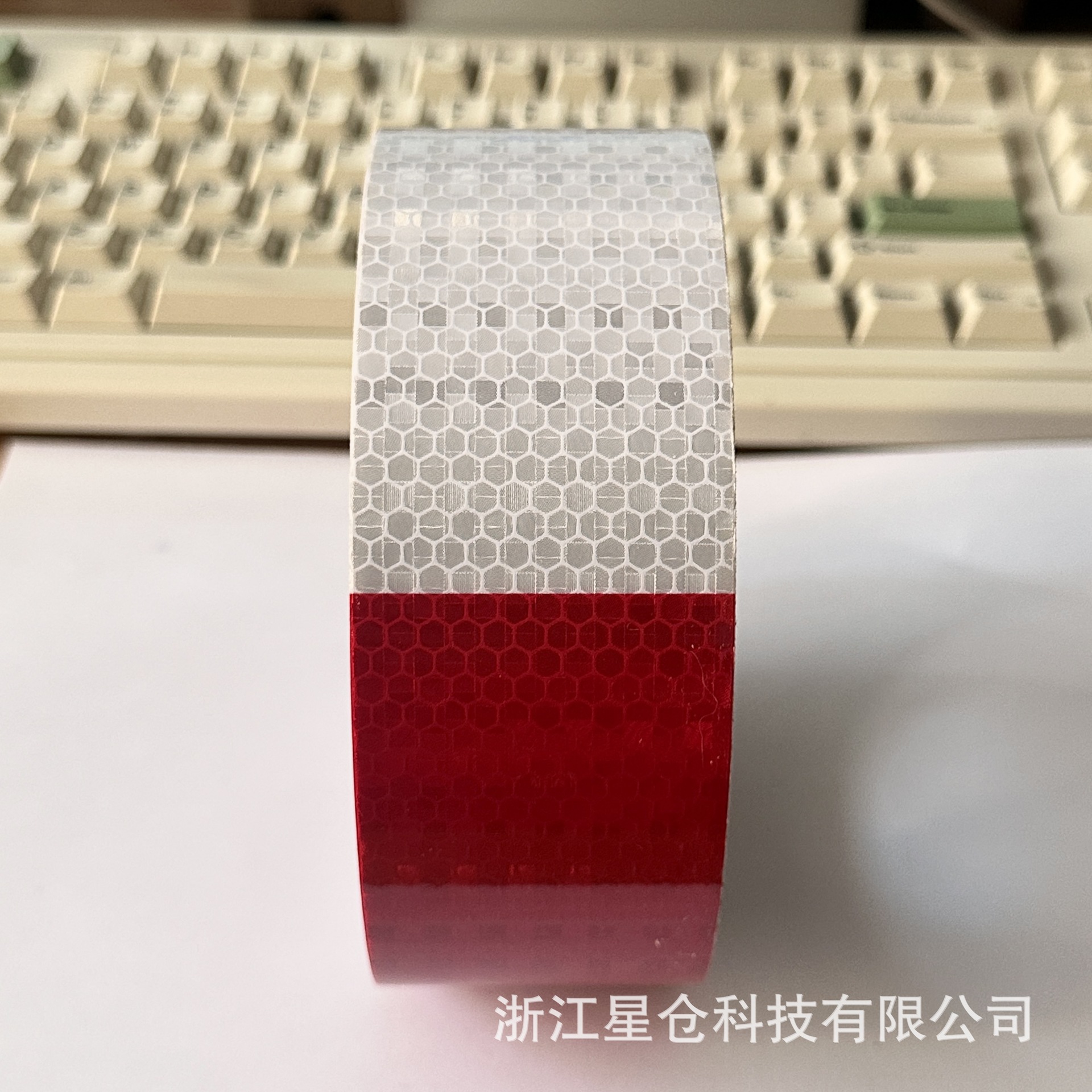 Rojo y blanco neutro reflector adhesivo de carretera película reflectante reticular adhesivo reflectante especial de inspección anual con adhesivo posterior tira reflectante