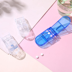 新しい錠剤の錠剤の切り器は刃の分割器を持って老人に薬の分割器を送ります。