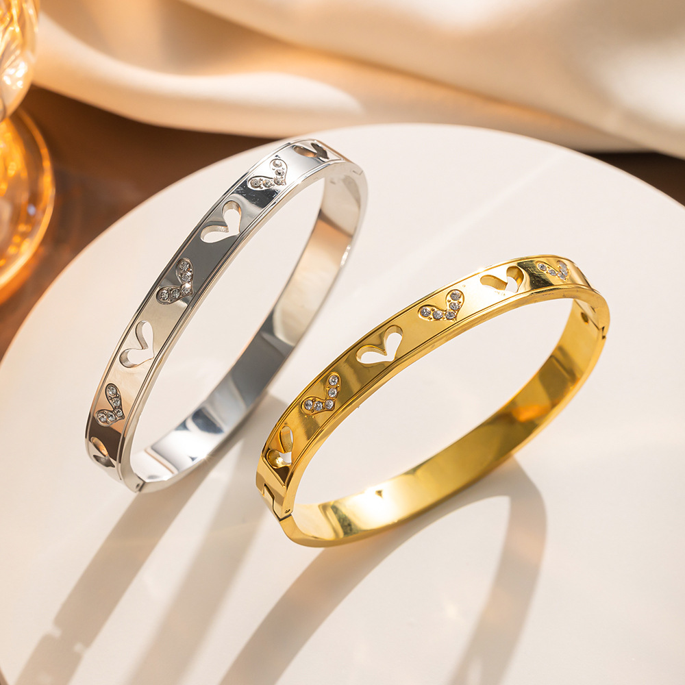 Braccialetti unisex di lusso leggeri a forma di cuore di alta qualità Braccialetti Love Diamond in acciaio al titanio per le donne_voghion.com