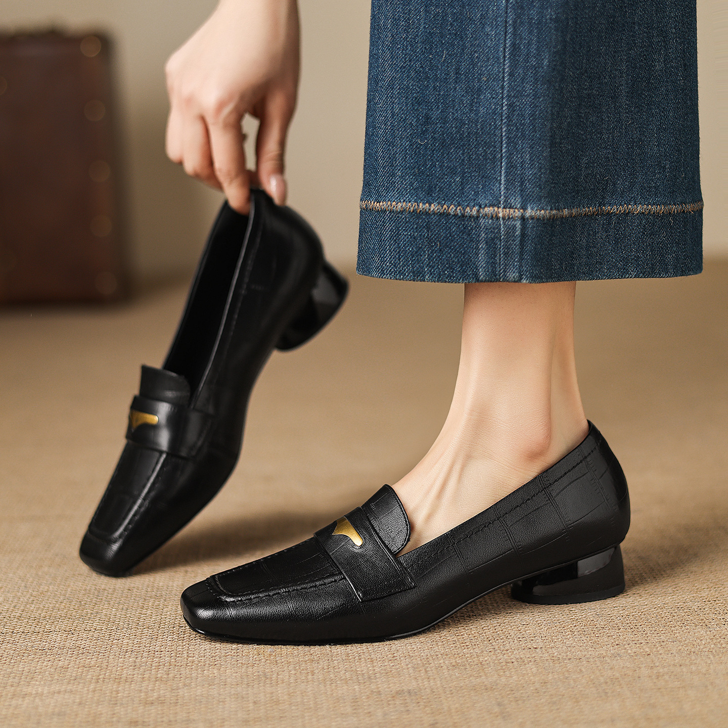 Giày loafer nữ da dê mũi vuông gót thấp kiểu cổ điển — đen