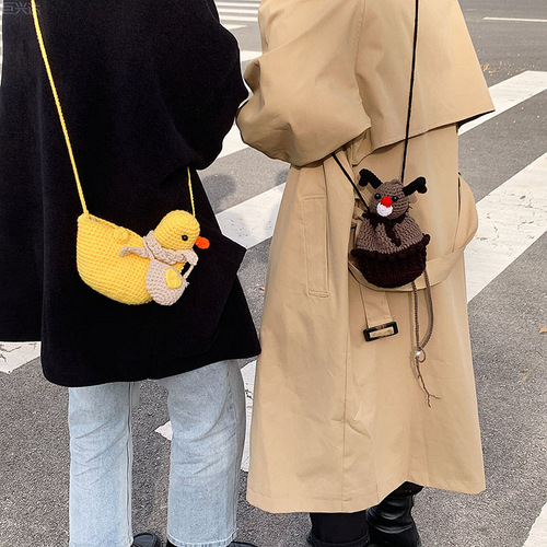 Cute cartoon wool duck knitted shoulder bag, fashionable women's crossbody bag, autumn and winter new children's mobile phone bag, trendy