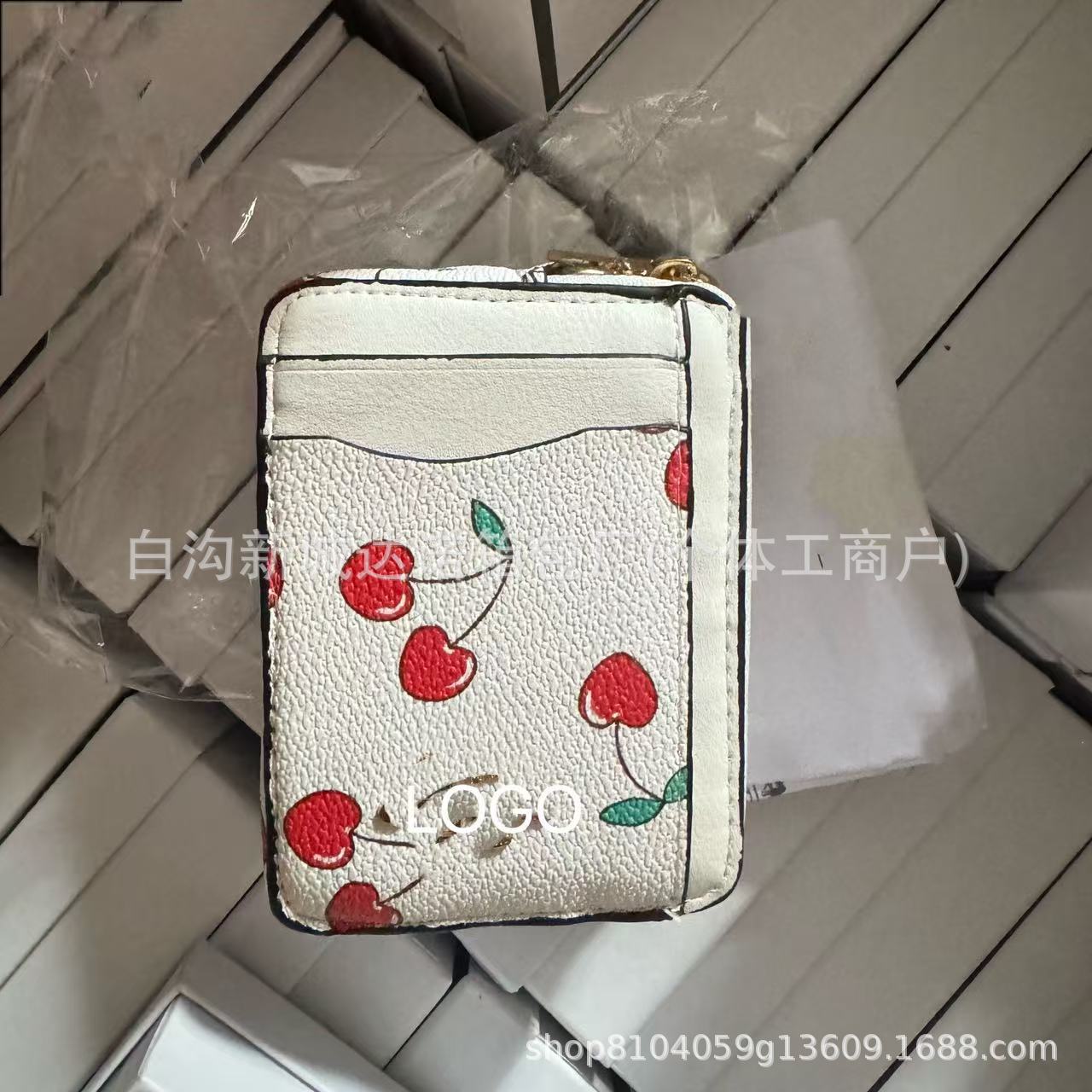 체리가 들어간 흰색(녹색 잎이 있음)