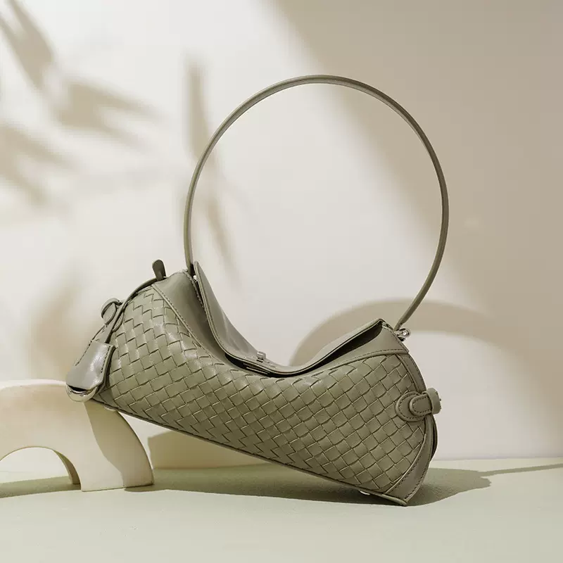 包包女2025热销新款复古高级感编织包头层牛皮通勤女士单肩枕头包