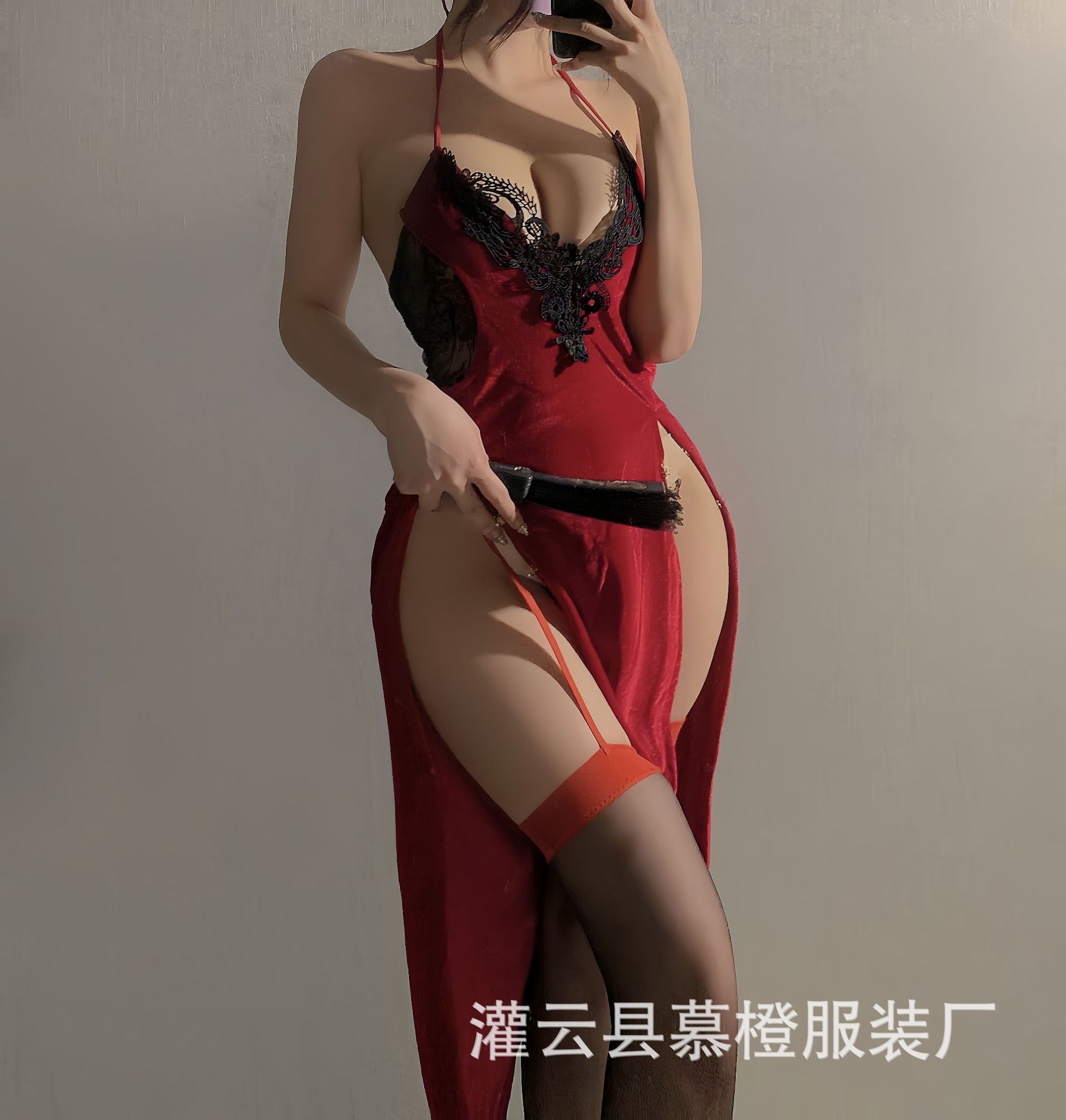 부르고뉴 + 레드 가터 스타킹