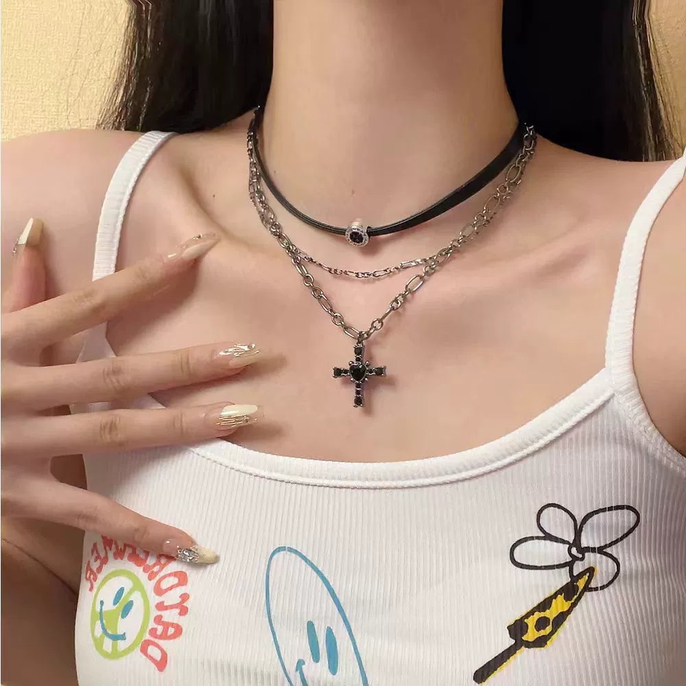Ожерелье Diablo Y2K Yabi — чёрные бусы с крестом, многослойный аксессуар под свитер