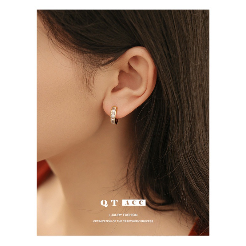 Personalidad de la moda europea y americana simple circón con incrustaciones hebilla del oído retro avanzada textura de metal pendientes de anillo de oído joyería de Yiwu