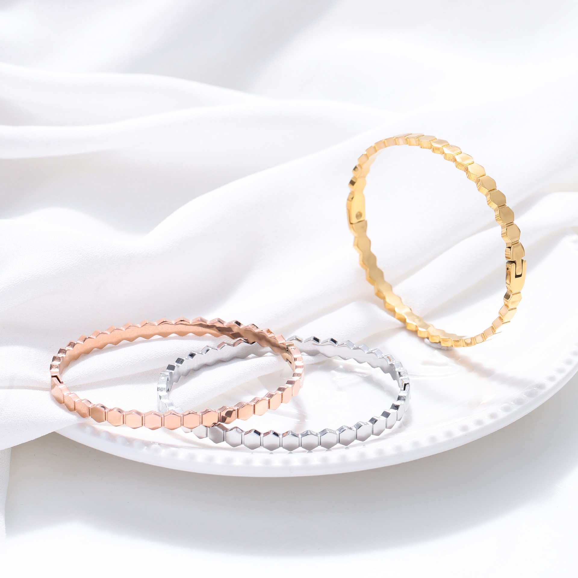 Pulseras de acero de polietileno de abeja simple nicho femenino de oro 18k alto nivel pulseras de pareja red rojo universal joyas de acero inoxidable