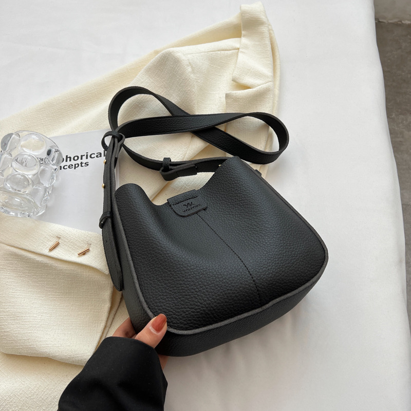 Bolso de hombro de cuero suave para mujer 2023, diseño de nicho, gran capacidad, estilo cubo