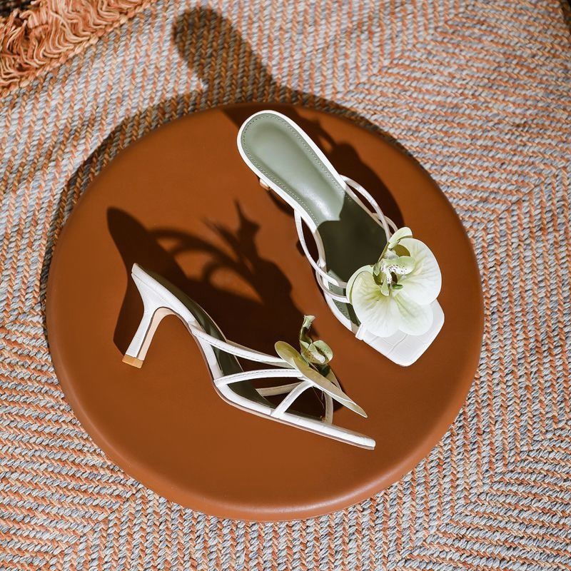 Sandalias de tacón alto con diseño floral, estilo europeo y americano, novedad 2025, para mujer, ideales para la playa y actividades al aire libre en verano.