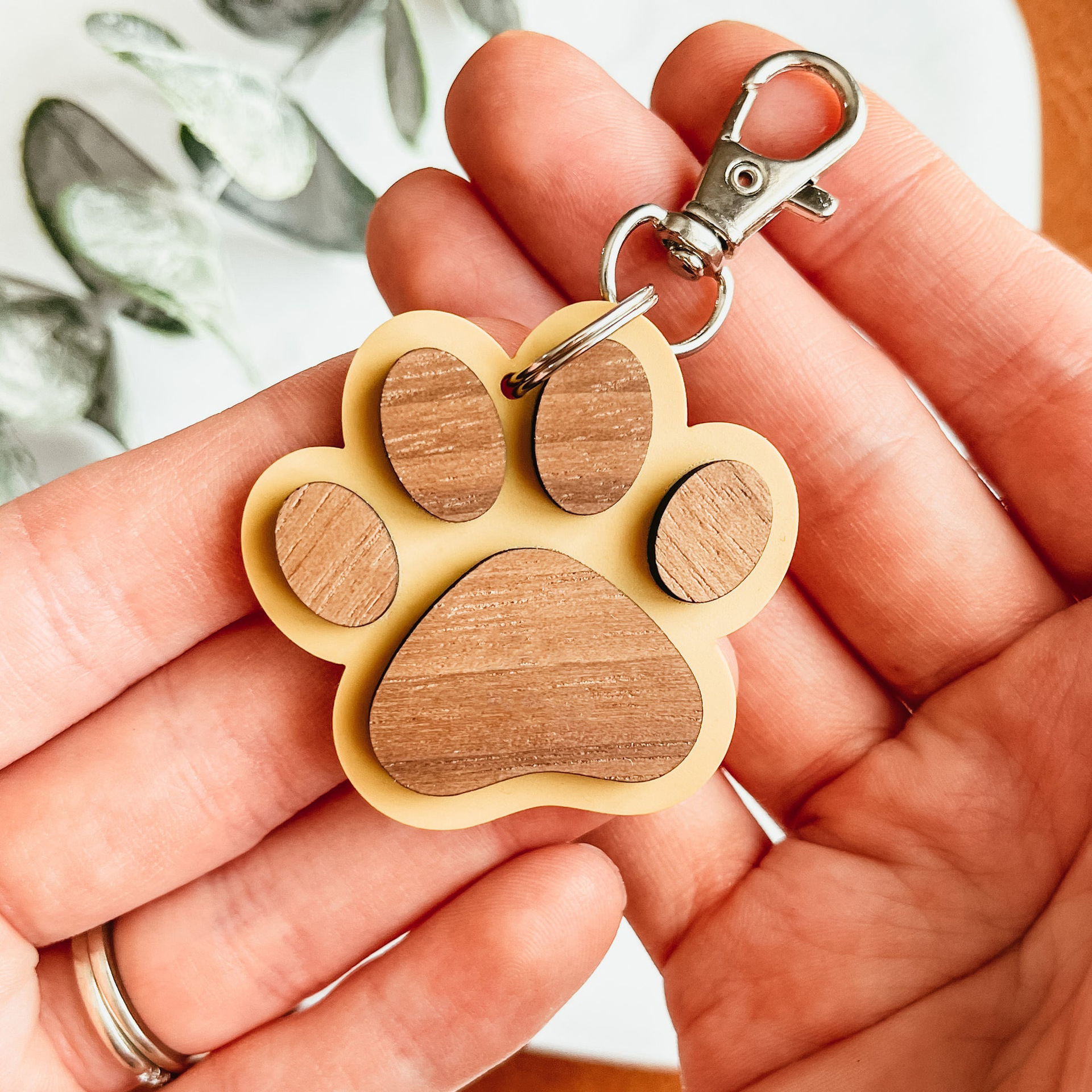 Nuevos productos transfronterizos Llaveros con huellas de madera Colgante de madera Accesorios de llavero creativos Características pequeños regalos personalizados