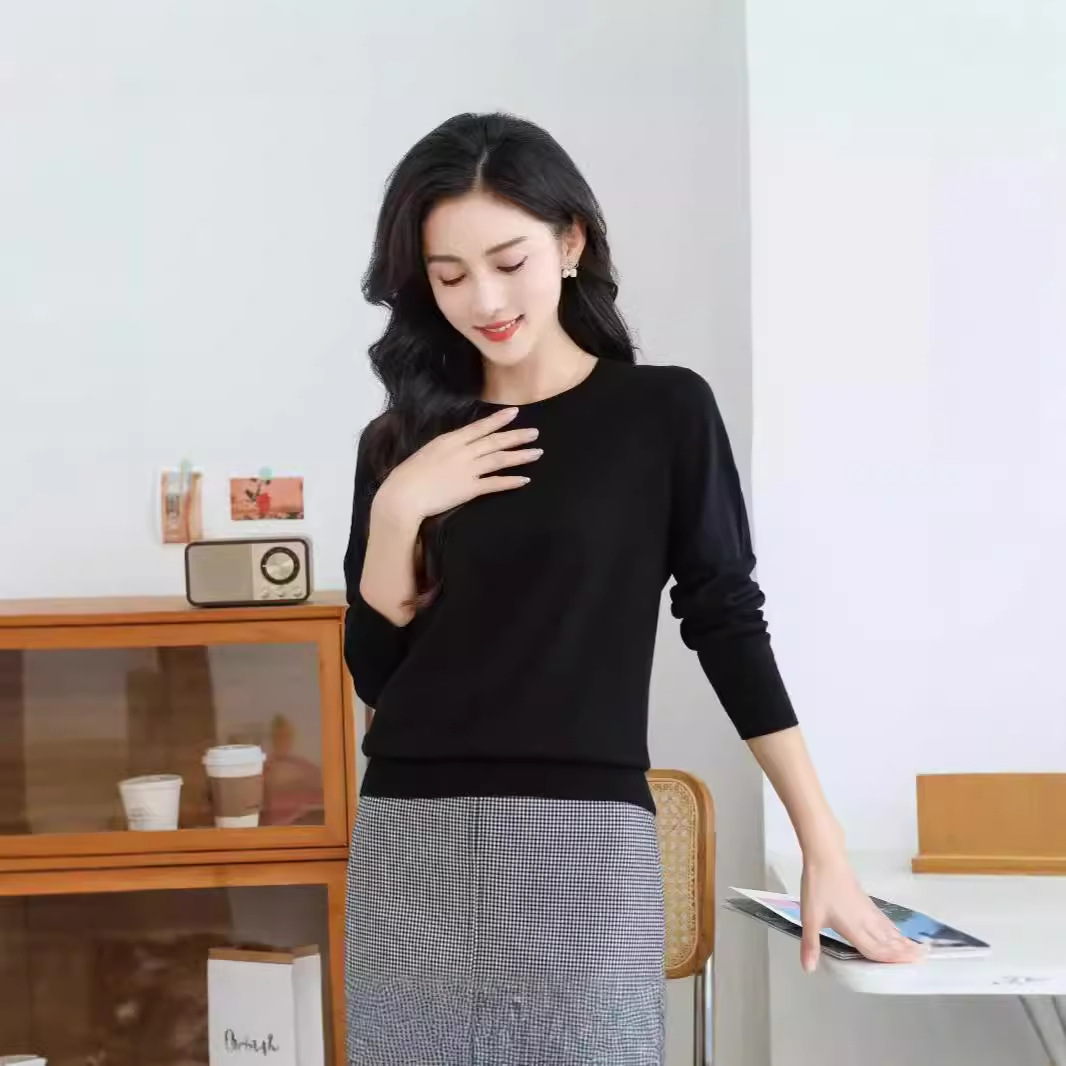 Autumn elegant woolen sweater with a round collar