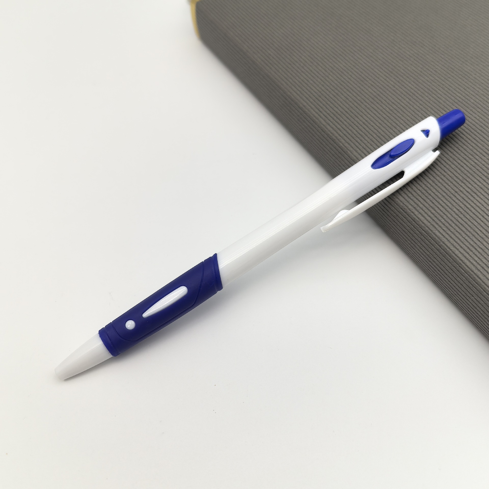 Bolígrafo publicitario de color mayorista transfronterizo bolígrafo de bolas de impresión de logotipo blanco bolígrafo de regalo publicitario