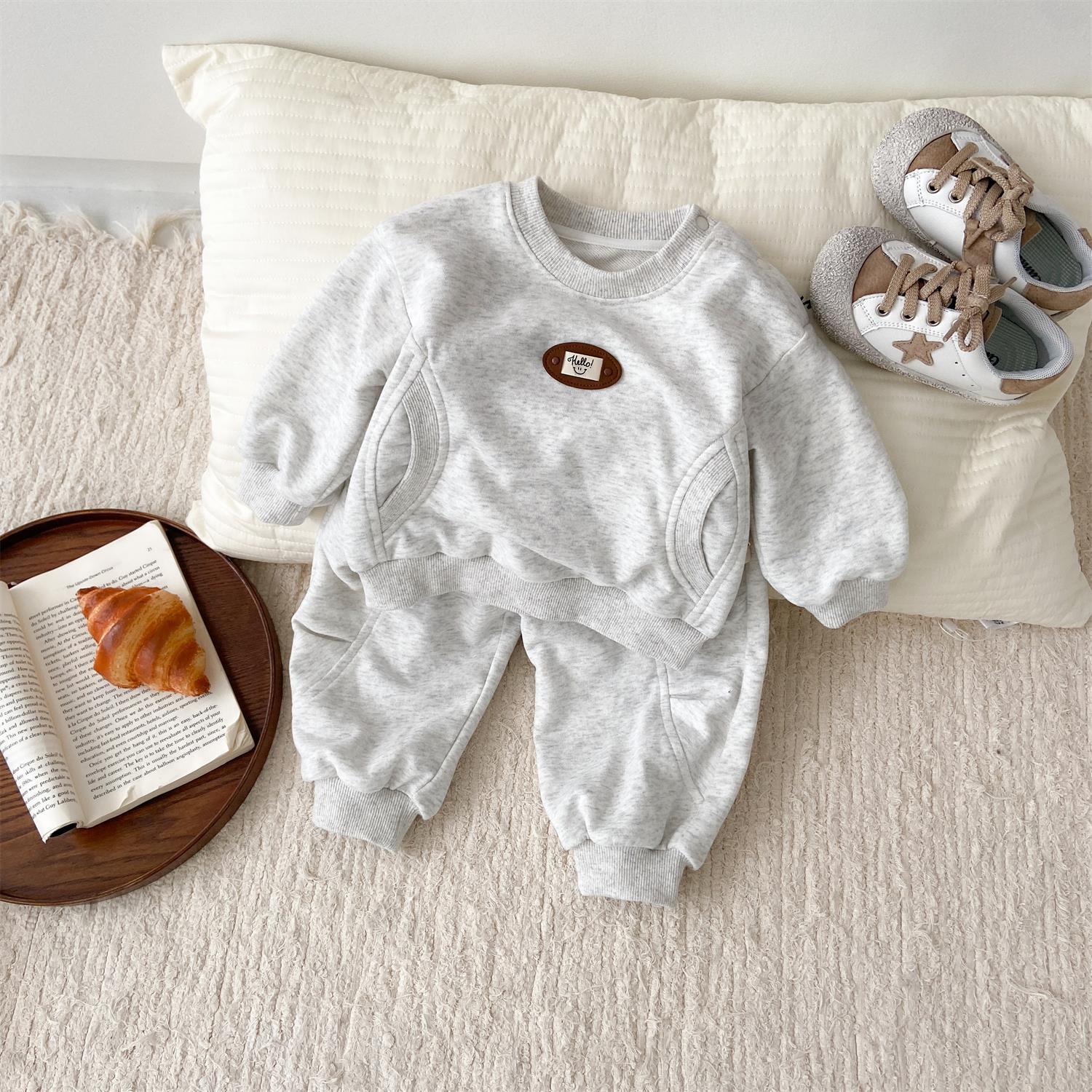 2025 nuevo traje de primavera para niños y niños primavera nuevo traje de suéter de bolsillo de costura de estilo coreano para niños