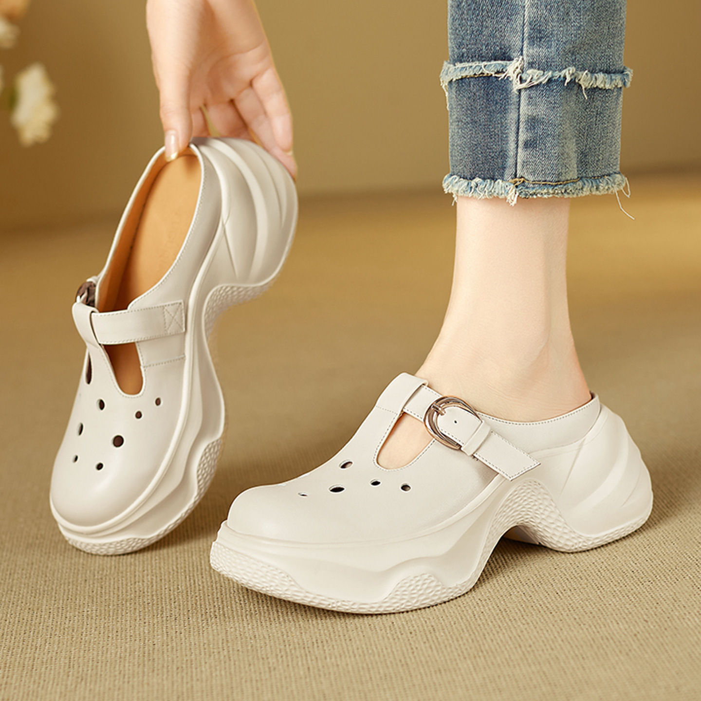 Dép sandal nữ đế bánh mì da bò mũi trùm quai chữ V — đen