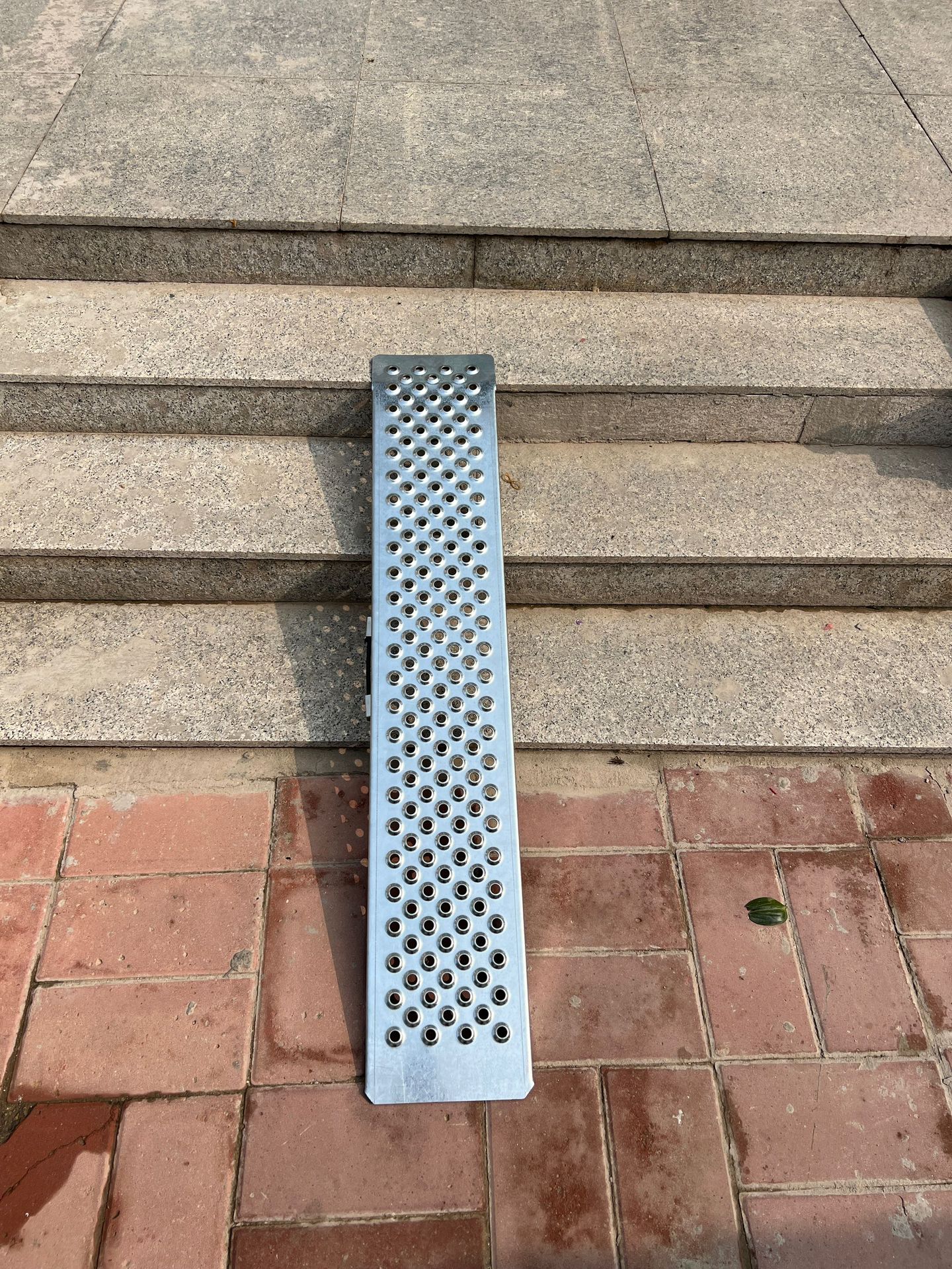 Rampa de motocicleta gruesa en la rampa de embarque para silla de ruedas pedal plegable escalera antideslizante artefacto sin barreras