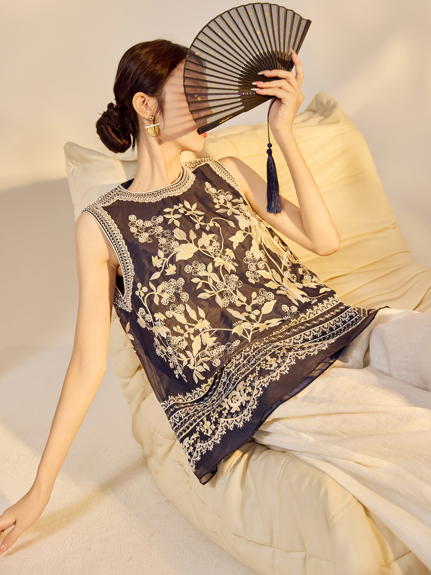 Áo vest không tay cổ tròn đính cườm nặng lụa tơ tằm phong cách Tân Trung Hoa ZX N6013 — màu xanh hải quân