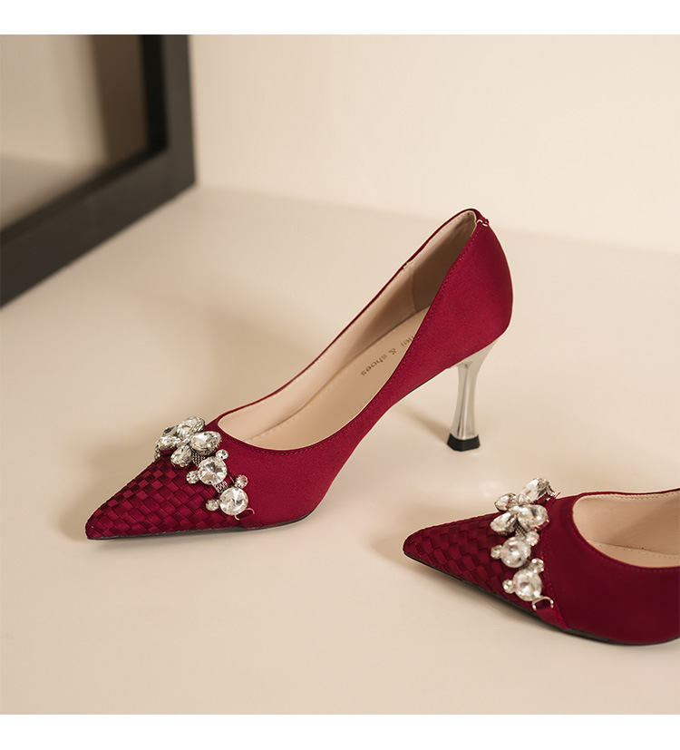 7666-5 Escarpins ultra hauts à motif écossais en cristal de style coréen, décolletés sur les côtés, ornés de perles et de métal._voghion.com