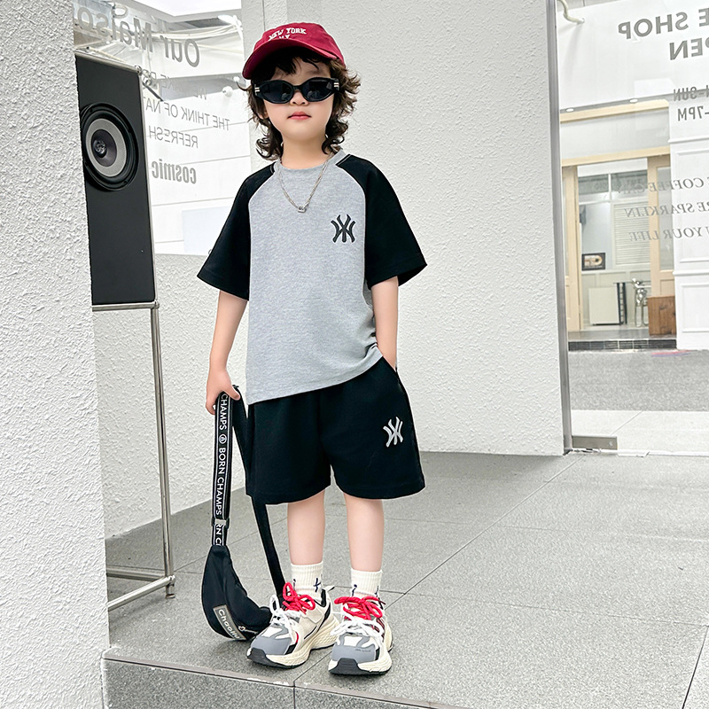 7487 Traje de verano para niños 2025 Nueva camiseta de manga corta a juego de colores de celebridades de Internet para niños Verano deportivo de dos piezas Verano