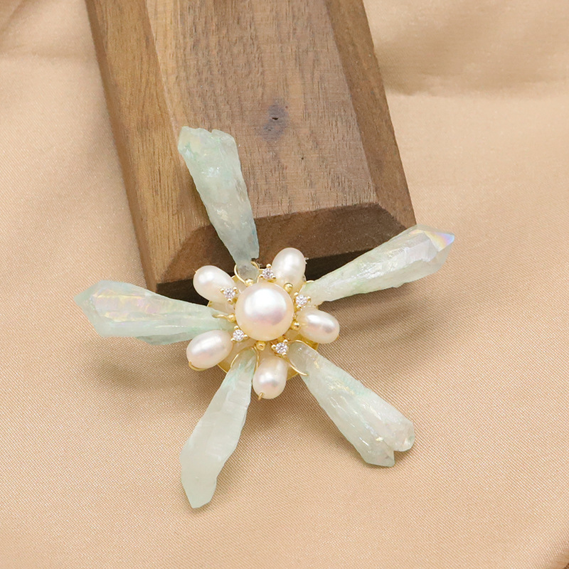 Broche de perlas naturales con borlas de bambú marino y flores, moda de alta gama, redondo y exquisito, broche de perlas estilo Chanel de alta calidad para mujer.