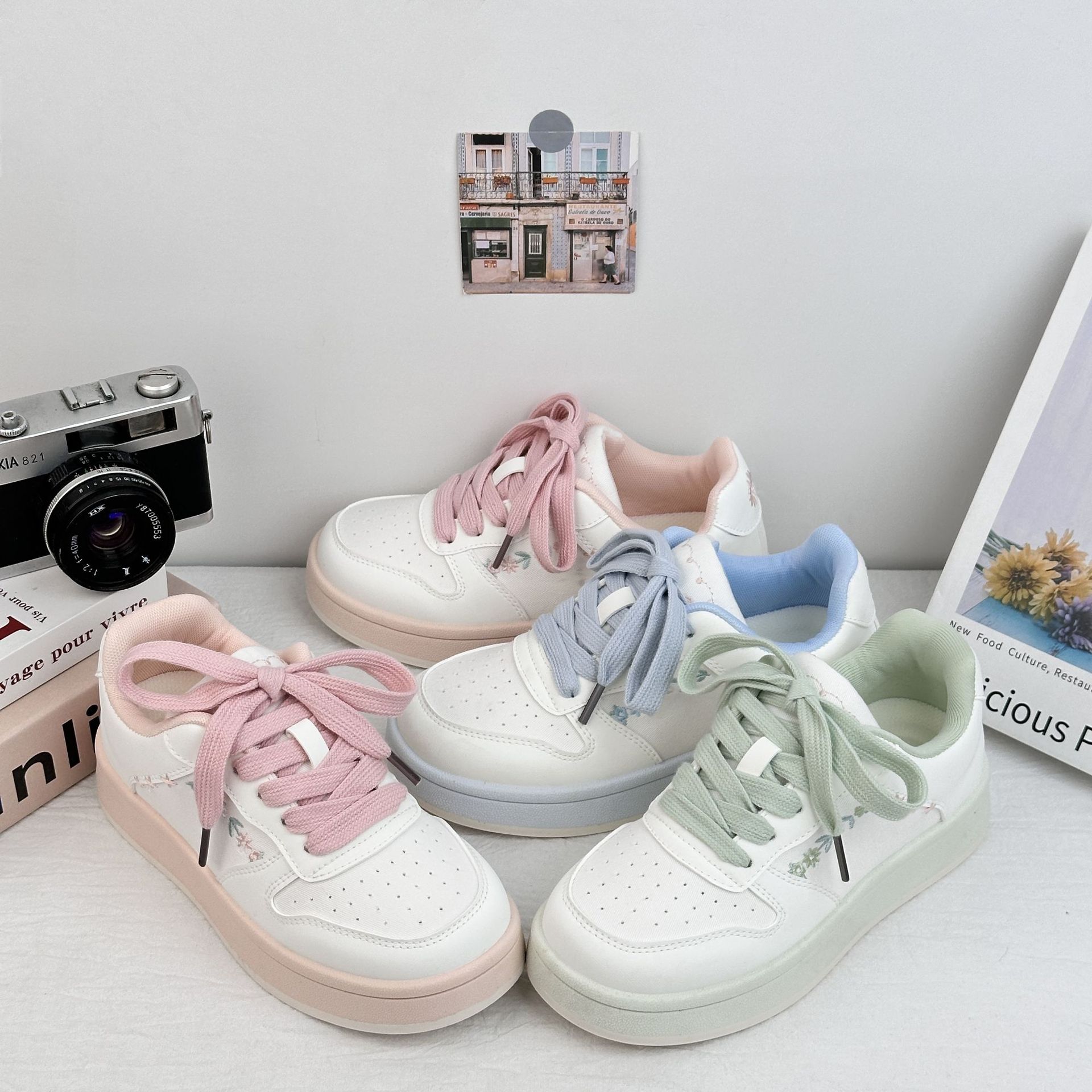 Zapatos de patinaje casuales de ondas distantes para mujeres 2025 verano pequeños zapatos blancos bordados frescos versátiles con suela gruesa aumentando el cabello de zapatos de pan