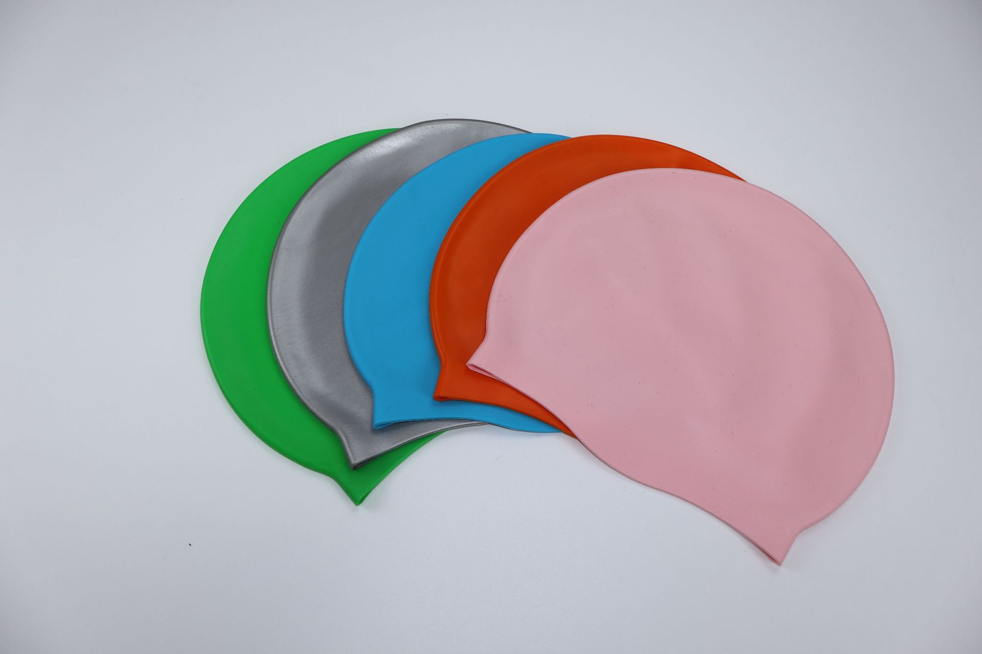 약간 불완전한 수영 모자 임의 색상