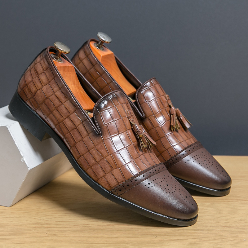 Zapatos de hombre grandes nuevos zapatos de cuero casuales de moda retro de un pie zapatos de cuero de punta de moda zapatos de boda de hombre