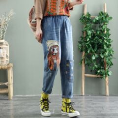 春と夏の刺繍の9分のジーパンの女性の薄い青は色の破れた穴の前後に布の韓国版のカジュアルなウエストのハーレムのズボンを貼ります。