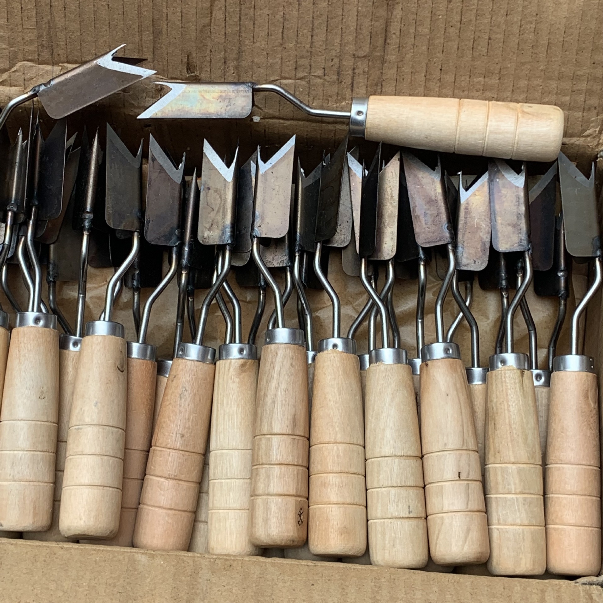 批发木柄快口菠萝叉   削菠萝皮   去菠萝眼   v型菠萝铲  打皮刀