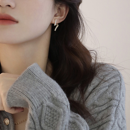 French geometric earrings for women,  new trendy lightweight luxury niche ear studs with elegant and sophisticated style, summer earrings.