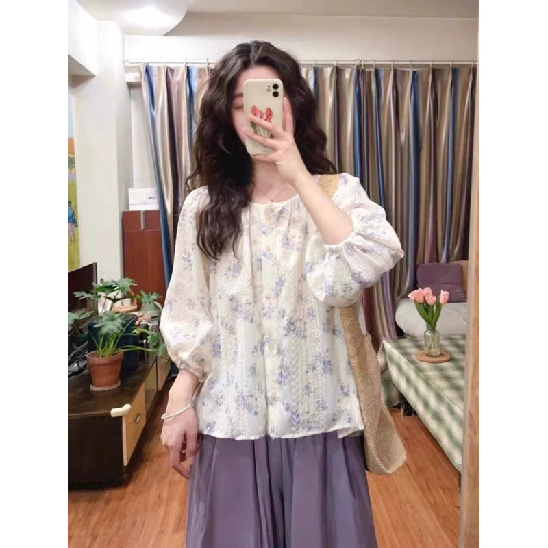 女性用の大きいサイズの夏服、太った部分をカバーしてスリムに見せる花柄シャツ、紫色のパンツ、ファッショナブルなツーピースセット|undefined