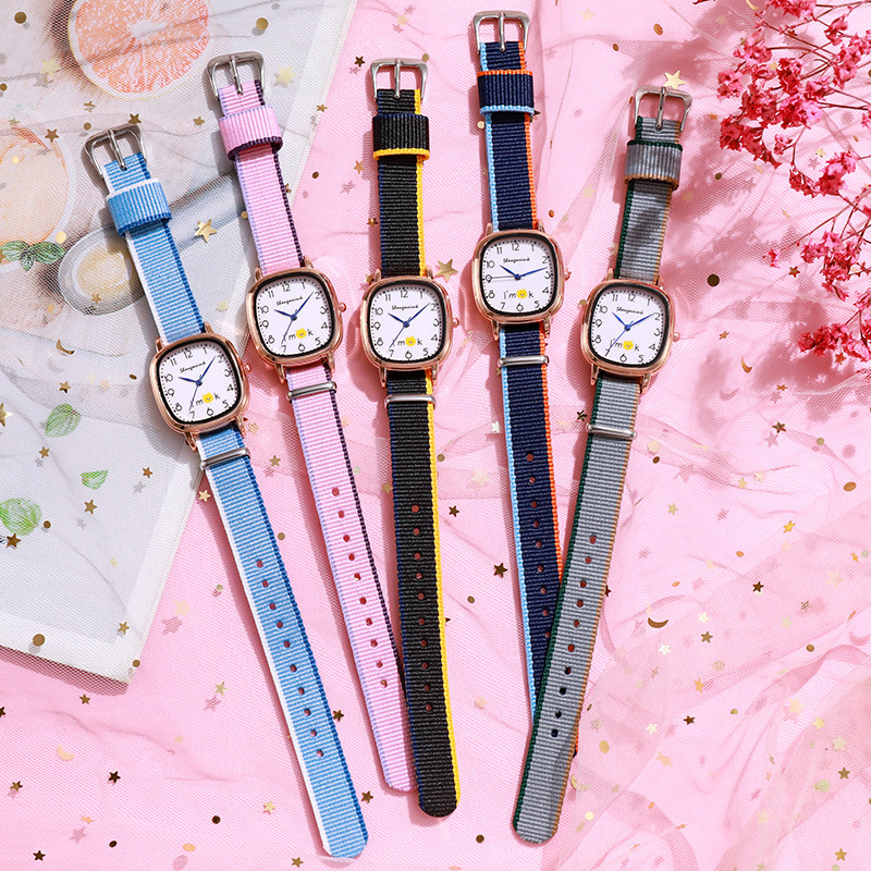 Reloj de cuarzo Honghong nuevo estilo de tela cuadrada pequeña de dibujos animados simple con reloj de dibujos animados para estudiantes y niños a juego de colores