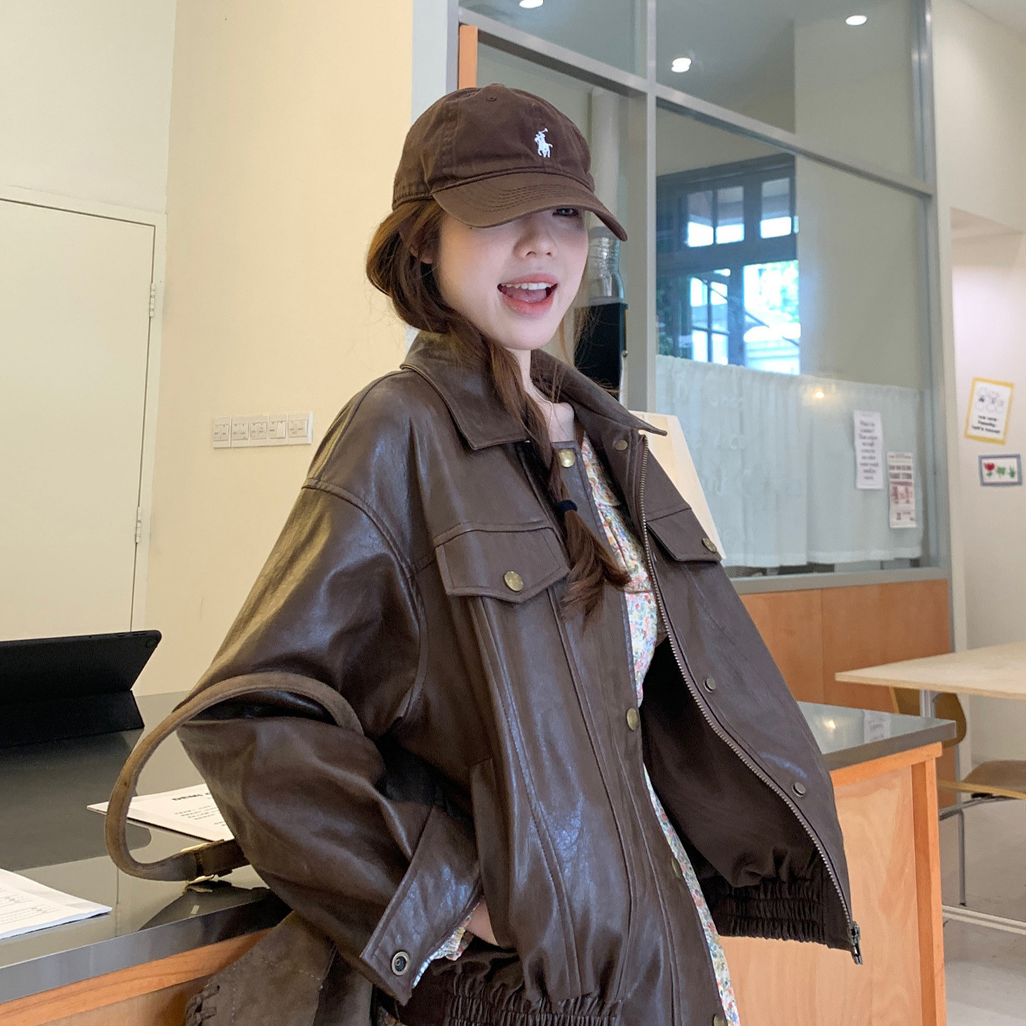 Vintage Brown Turn-Down Collar Leather Jacket for Women, New Autumn Style, High-End Feel, Loose Fit, Slimming, Versatile, Petite Coat