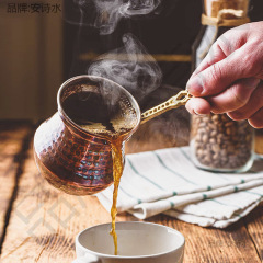トルコの手作りコーヒーポット金属の手作りコーヒーポットを並べて煮ます。