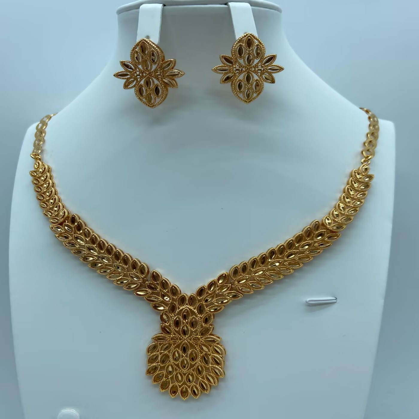 Transfronterizos de moda retro de Oriente Medio conjunto de joyería collar pendientes de boda banquete de bronce de lujo joyería dorada mujer