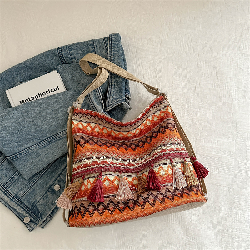 Características nacionales bolsas de mano para mujeres 2024 nuevo estilo en línea bolsas de hombro de viajes casuales de moda de chicas bolsas de borda