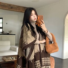 2025新款图案披肩空调房外披保暖开衫云南旅游拍照外搭百搭披风女