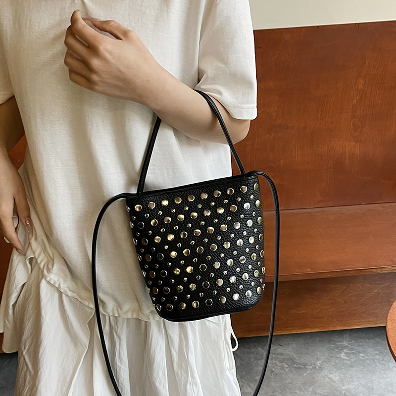 Bolso de cubo de textura transfronteriza 2025 nuevo bolso de mano remache personalizado bolso de hombro retro patrón de lichi bolso de mensajero mujer