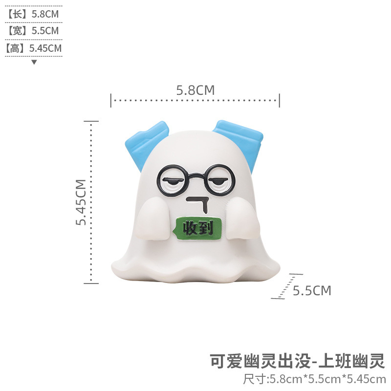 かわいい幽霊がクリエイティブな家庭のデスクトップに装飾品を飾っているなら、ハロウィーンアニメは人形のプレゼントを責める|undefined