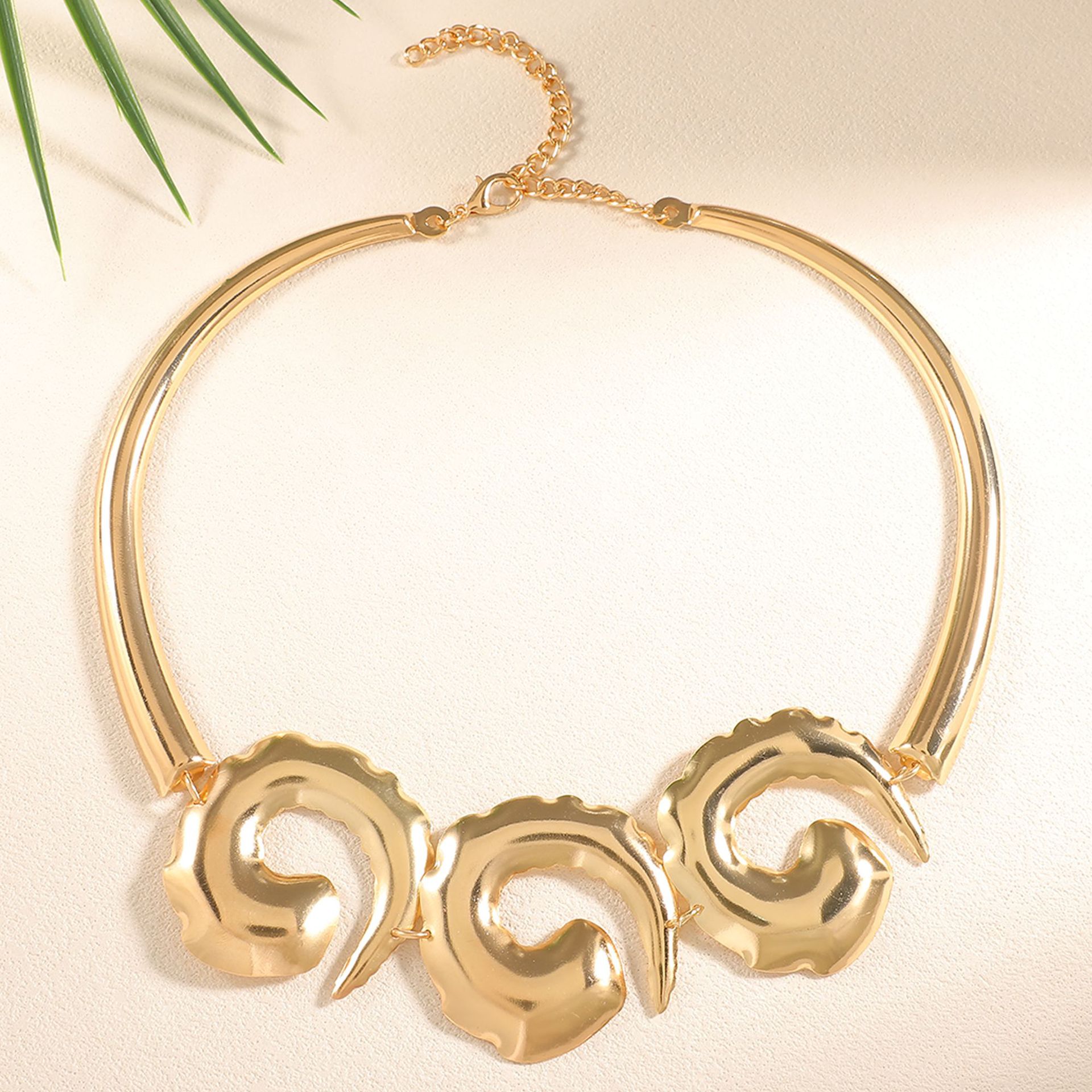 Europa y los Estados Unidos transfronterizos diseño geométrico simple exagerado collar colgante de flores collar de geometría de metal