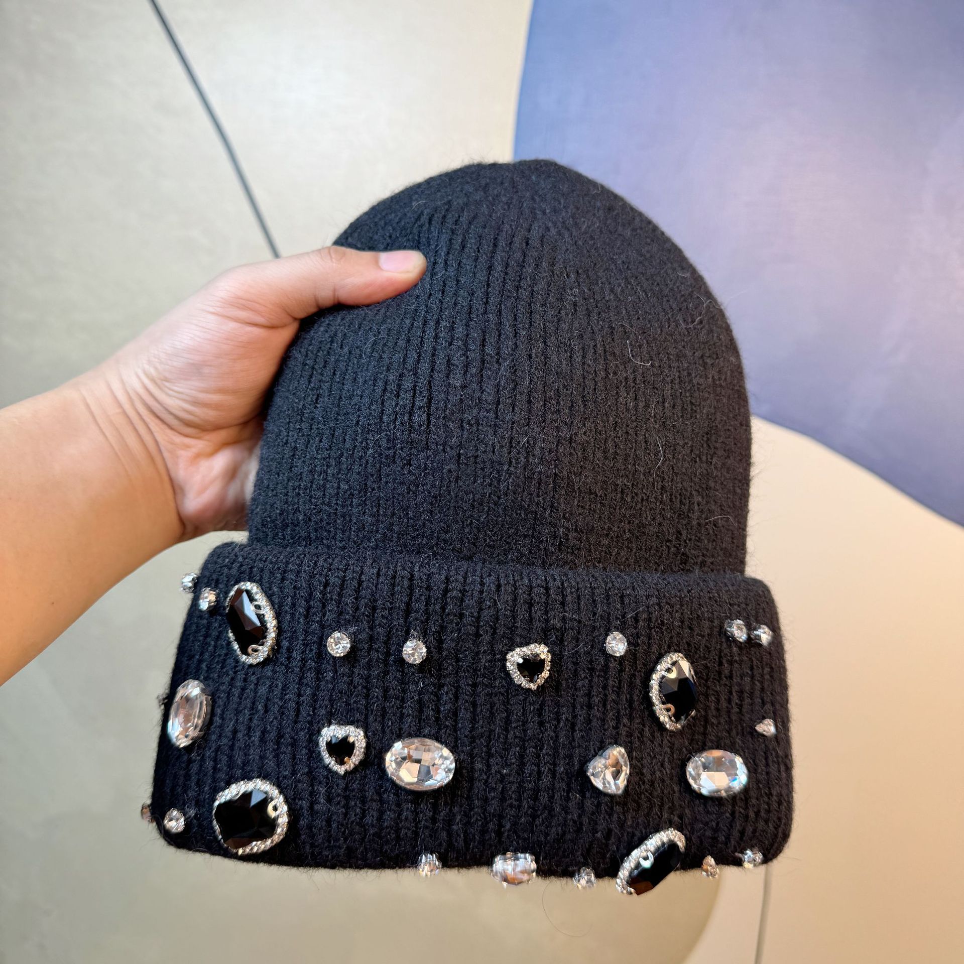 Damen Herbst- und Winter-Strickmütze aus Kaninchenhaar Warme Dicke Beanie-Mütze Modische Strass-Verzierte Einfarbige Lässige Strickmütze – Detail 2