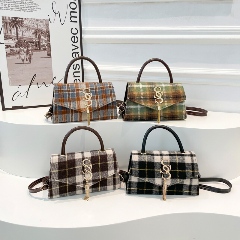 Textura de color contrastante bolso cuadrado portátil para mujeres 2024 invierno nuevo estilo de moda letras bordas bolso de hombro bolso de moda