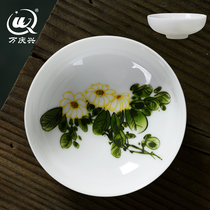 꽃이 핀 국화 그릇과 컵
