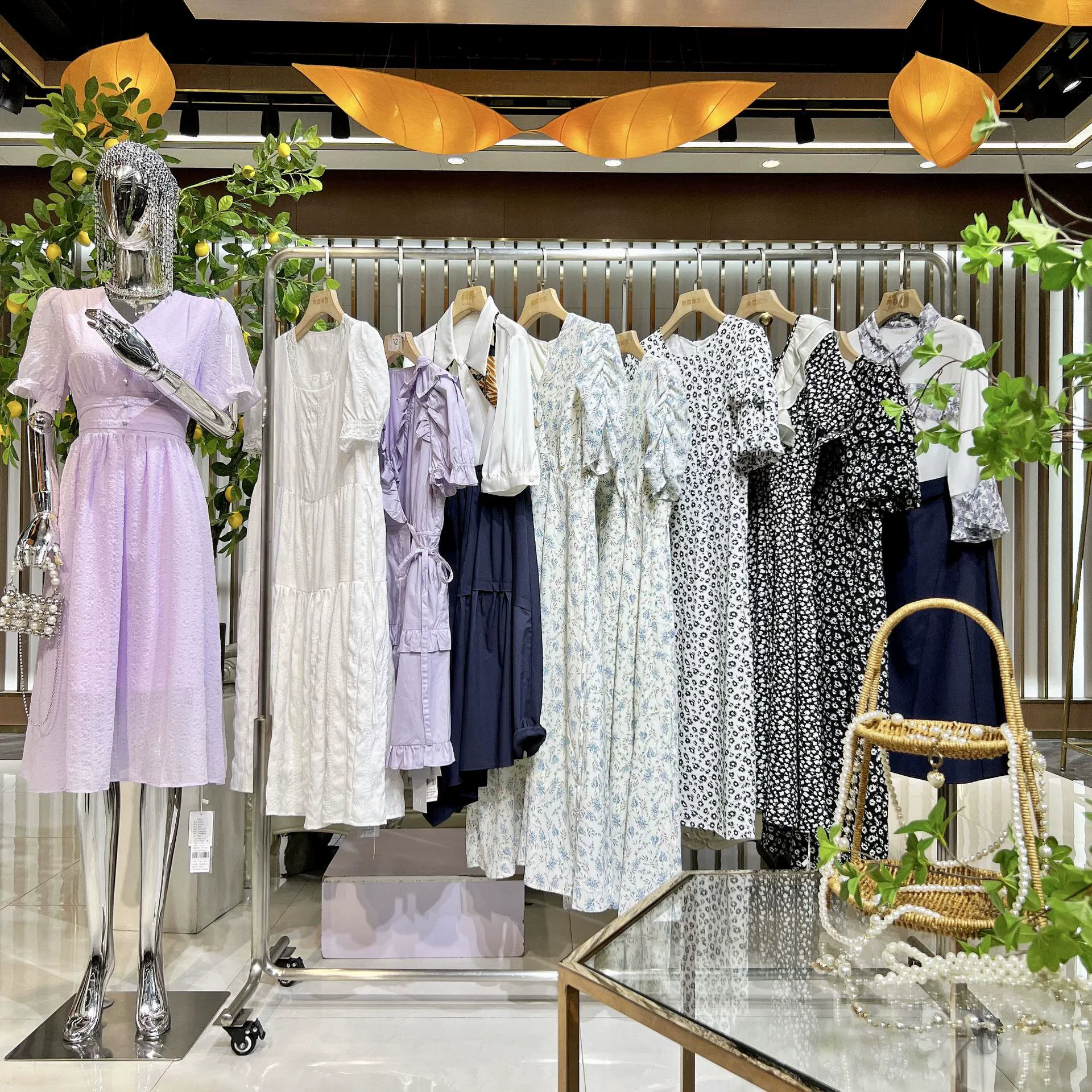 Распродажа высококачественной брендовой женской одежды оптом в физическом магазине, горячая распродажа, поставка оптом из первых рук от Thirteen Rows.